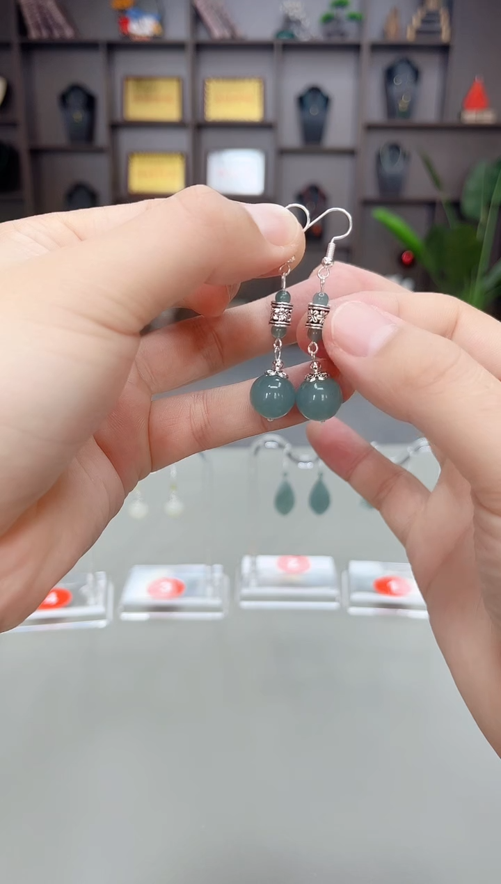 未镶嵌石英质玉（天山翠）耳钉420000