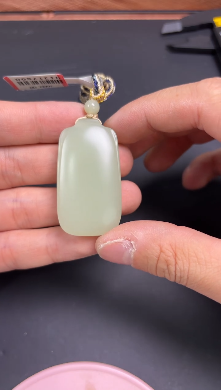 【闪购商品】和田玉吊坠(赠链)未镶嵌且末微色差迪克兰吊坠