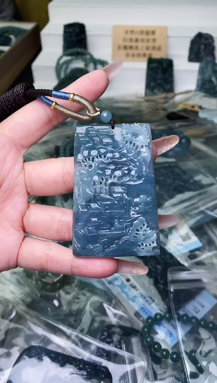 颈饰未镶嵌翡翠 