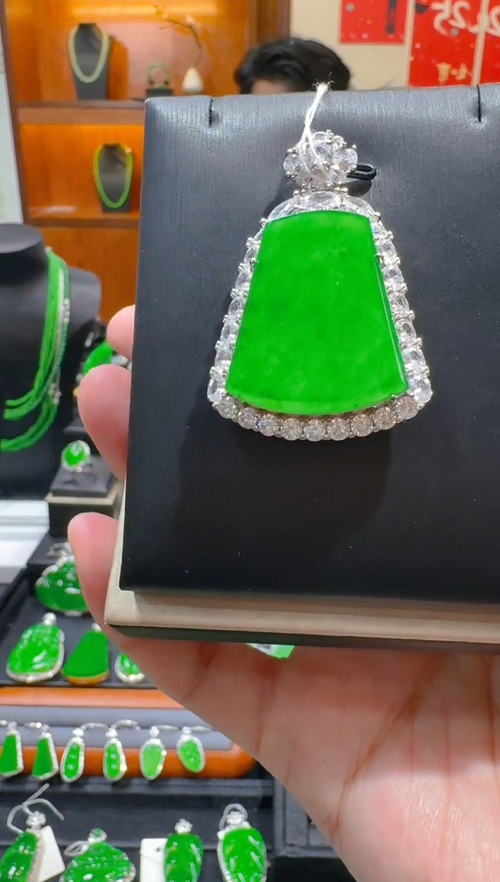 【闪购商品】翡翠吊坠(赠链)银S925镶嵌天然A货翡翠