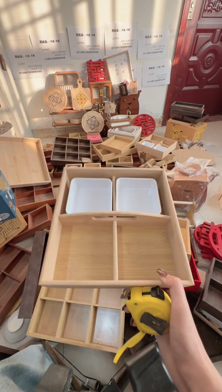 手提四宫格加四个小碗微瑕拍下不退不换无售后