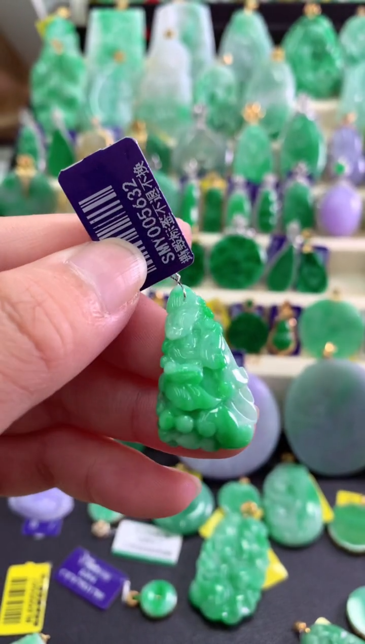 颈饰未镶嵌翡翠挂件