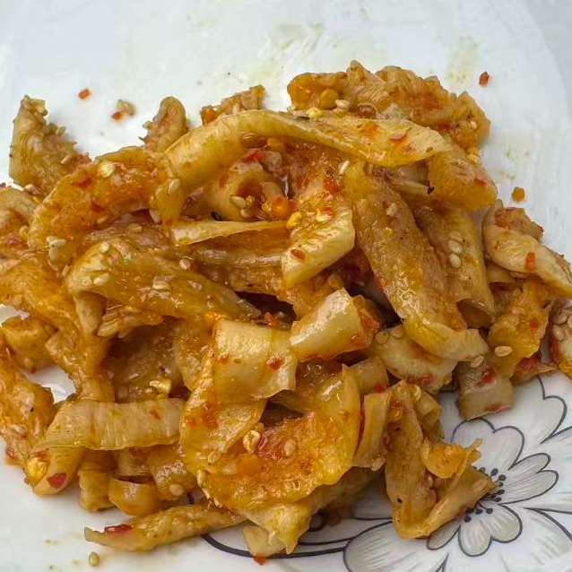 农户自家晾晒萝卜干