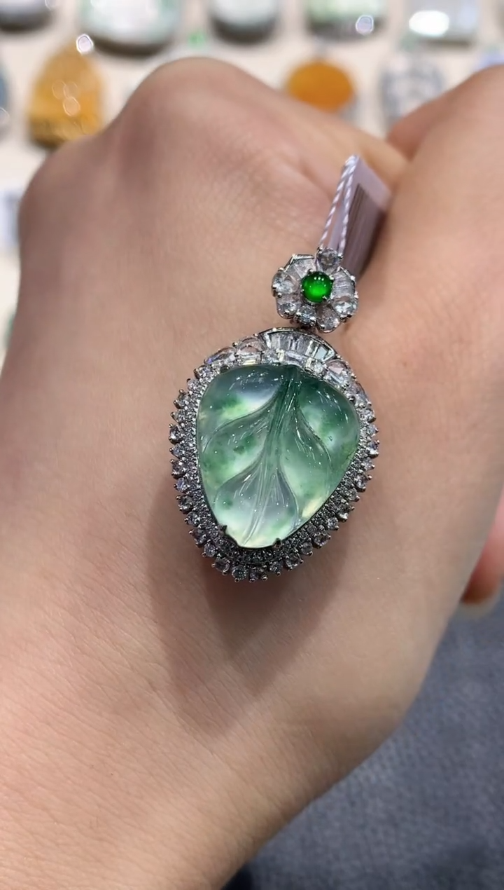 【闪购商品】翡翠吊坠(不含链)18K金镶嵌V72     