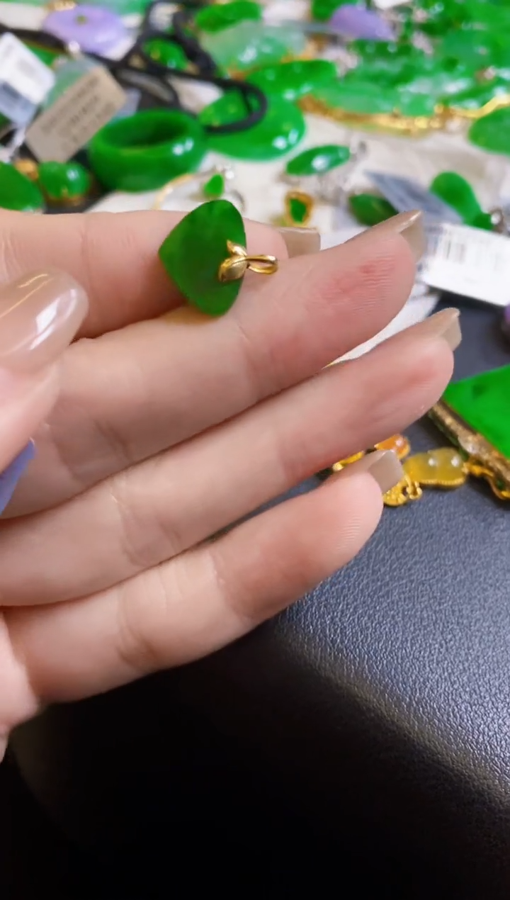 【闪购商品】定制翡翠18K金镶嵌吊坠