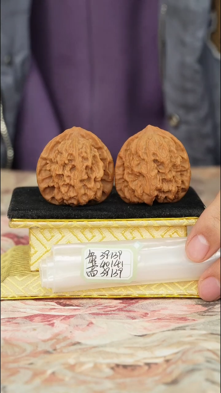 【闪购商品】文玩核桃把件梨木台