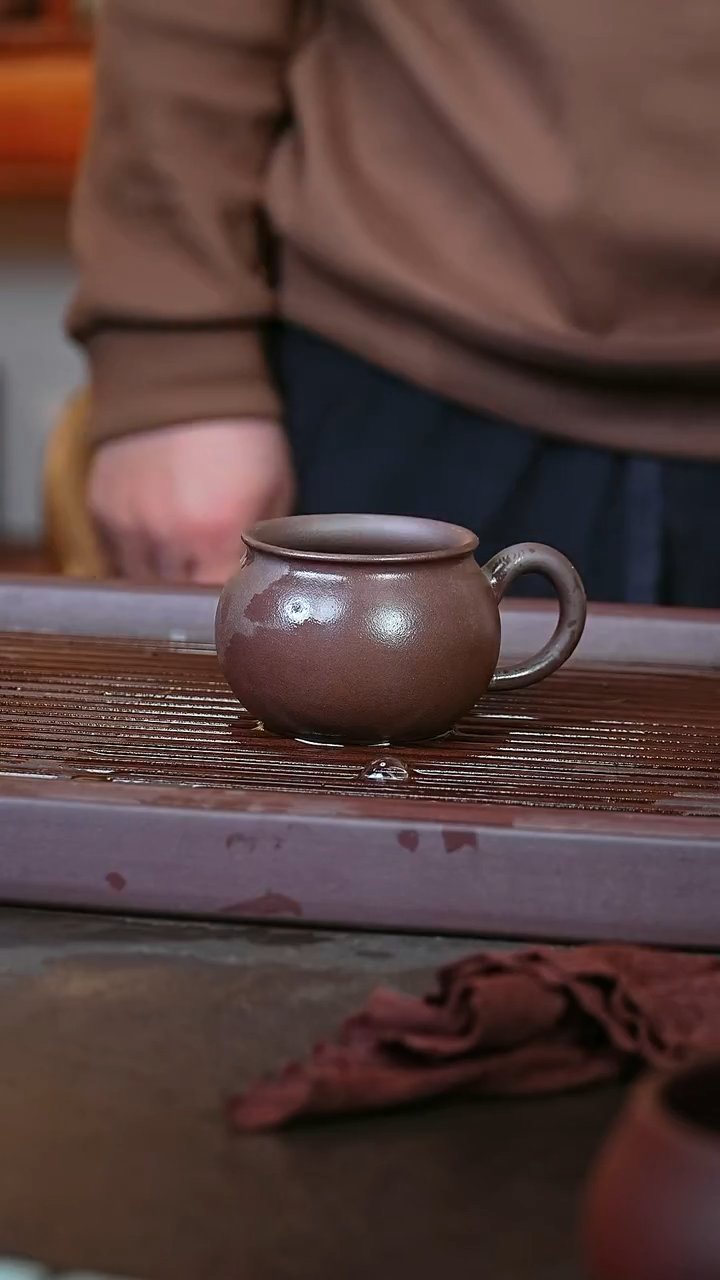 紫砂黑星土带把杯