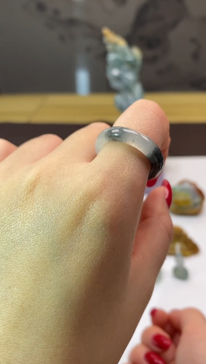 未镶嵌戒圈翡翠?**?戒圈