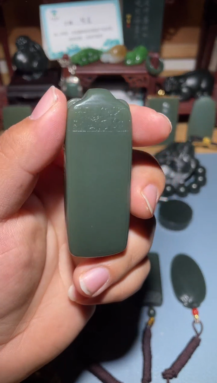 颈饰未镶嵌和田玉（青玉）1