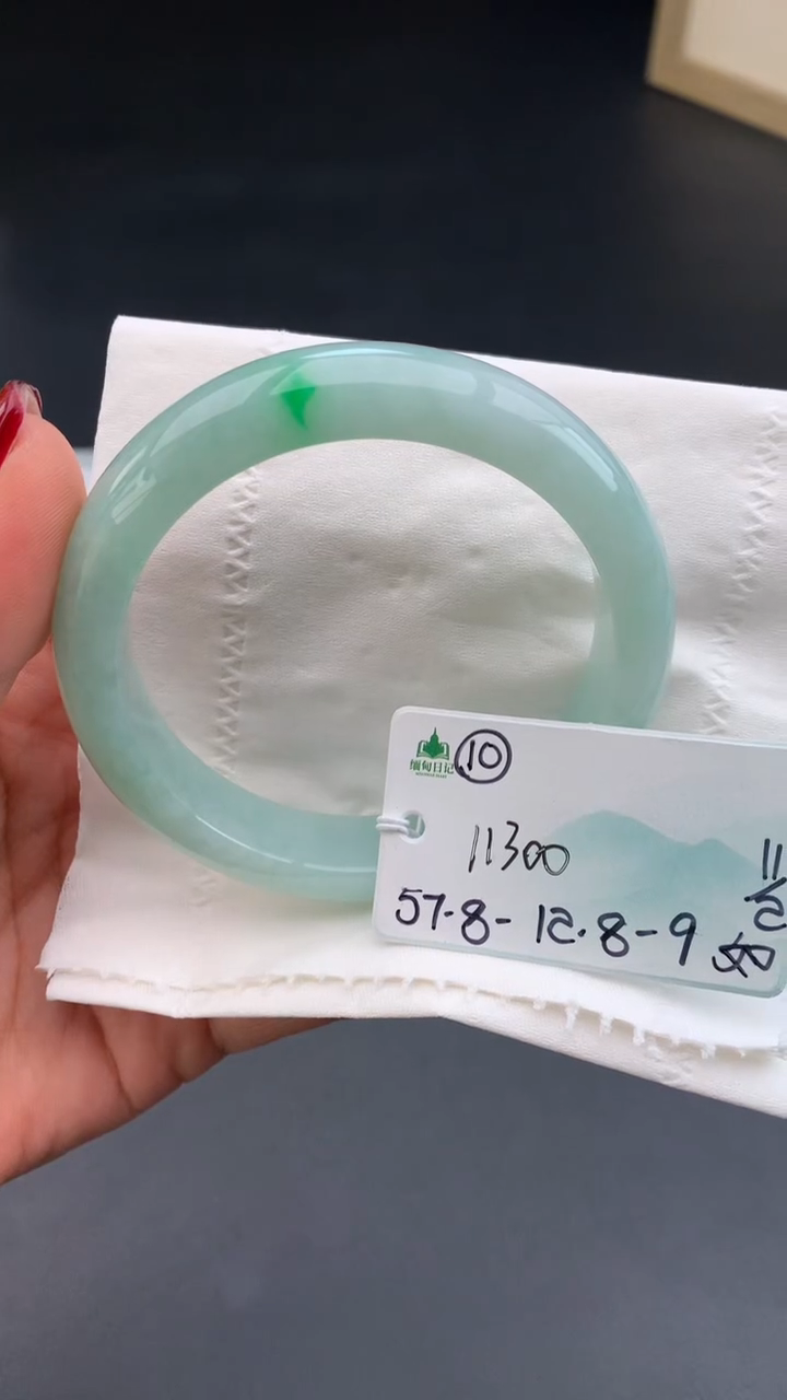 【闪购商品】翡翠手镯未镶嵌 #情人节#送礼，下单联系客服核对地址~