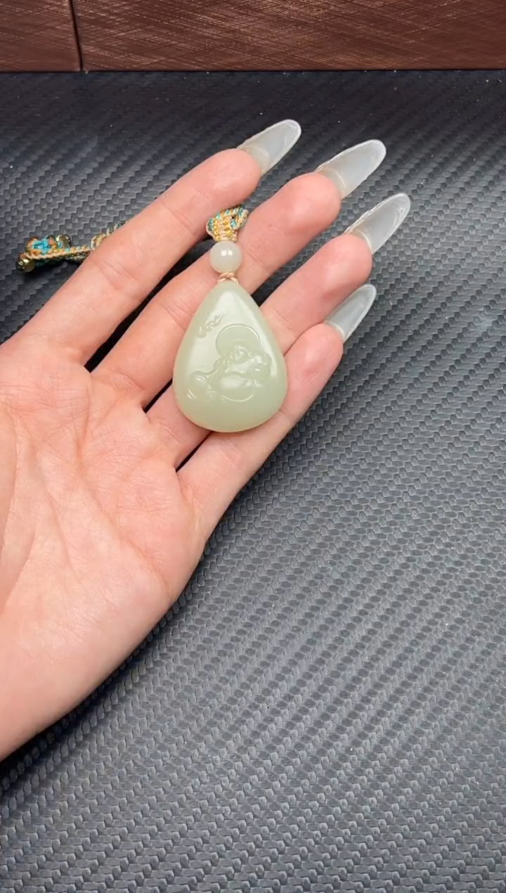 吊坠(赠链)未镶嵌和田玉且末微色差迪克兰一细吊坠