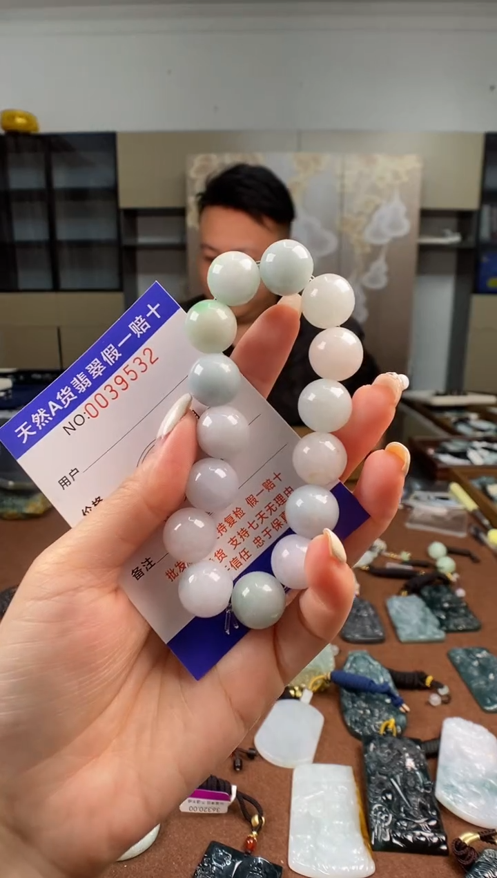 颈饰未镶嵌翡翠  多样性发其一