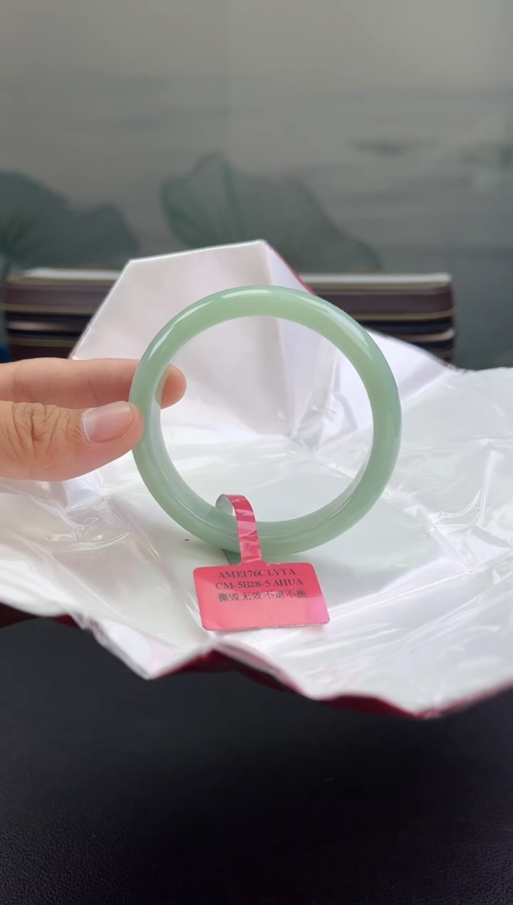 翡翠手镯未镶嵌翡翠手镯