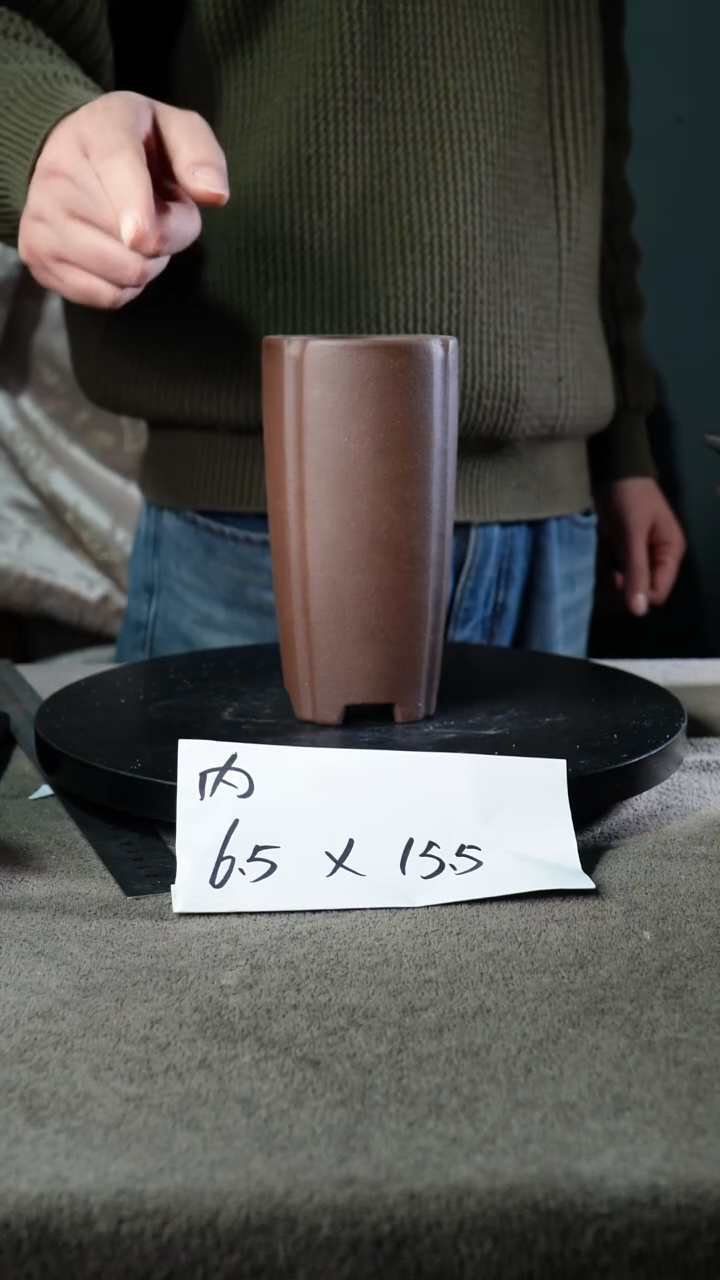 A宜兴紫砂小花盆