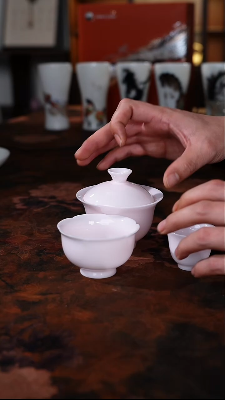 白色璞玉圆耳把手杯