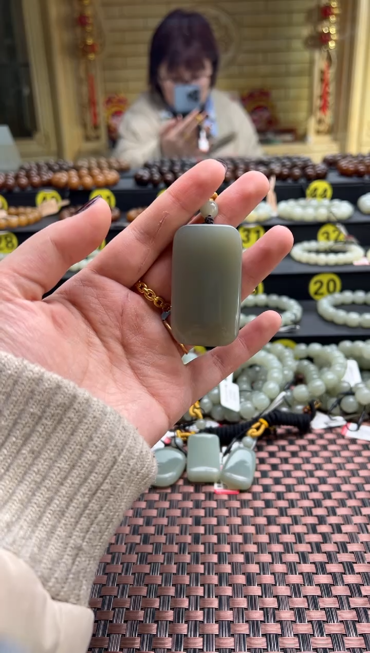 【闪购商品】和田玉吊坠(赠链)未镶嵌且末料青白玉无事牌