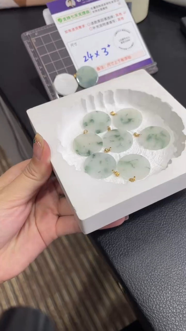 【闪购商品】翡翠颈饰18K金镶嵌无事牌配绳8/多样性发其一CP