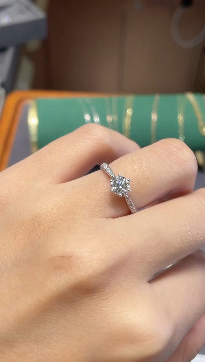 【闪购商品】钻石戒指铂Pt950镶嵌X六爪六十分钻戒