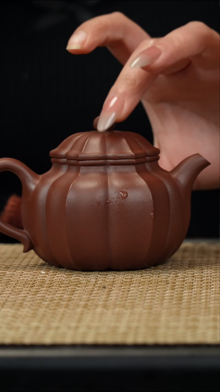 紫砂茶壶底槽清莲子160cc