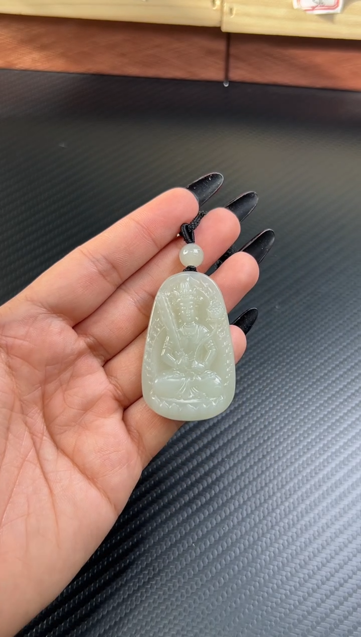 吊坠(赠链)未镶嵌和田玉且末近矿微色差m