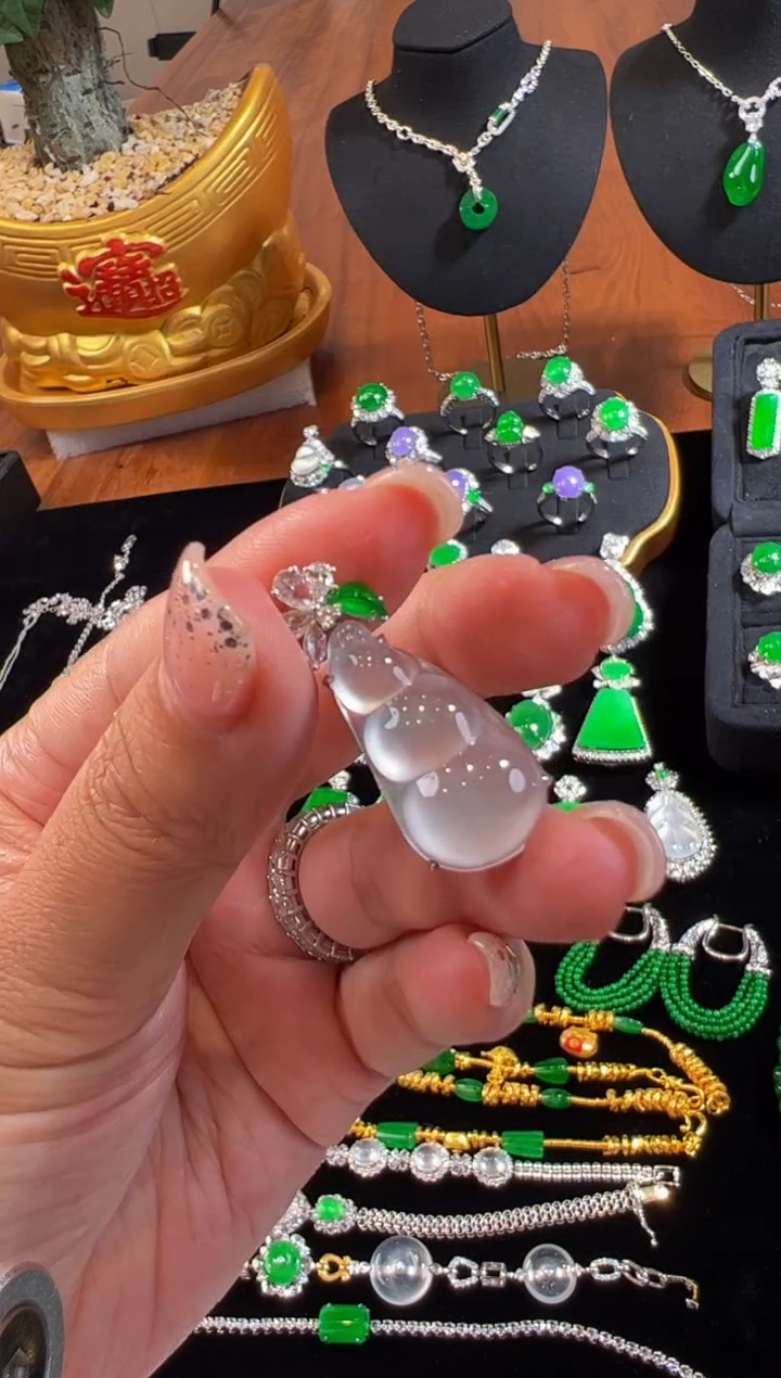 【闪购商品】翡翠颈饰18K金镶嵌福豆吊坠