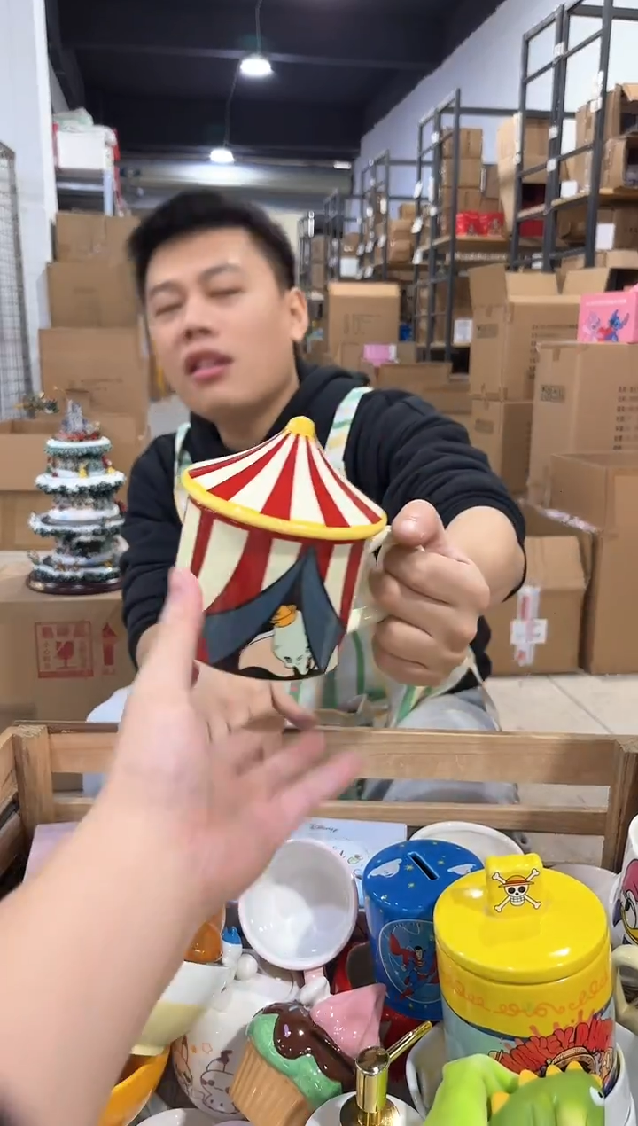 瓷片小飞象带盖杯