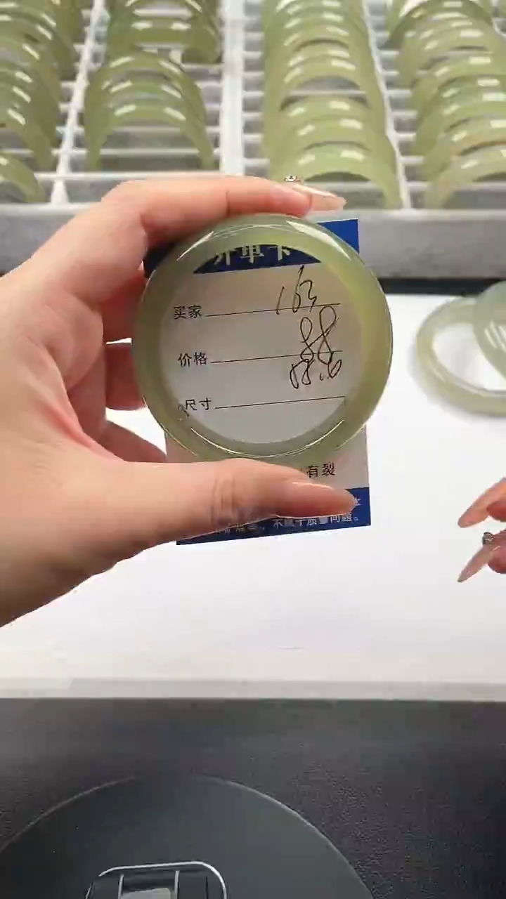 未镶嵌手镯石英质玉湖水绿