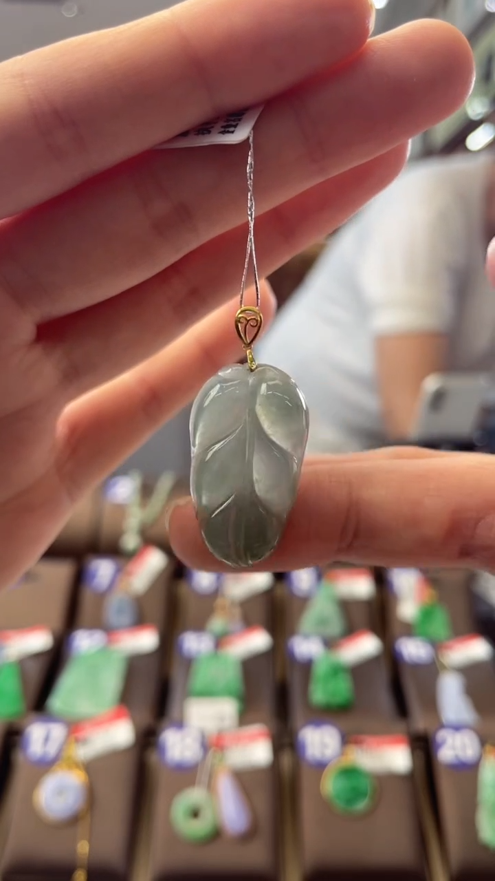 【闪购商品】翡翠颈饰18K金镶嵌叶子