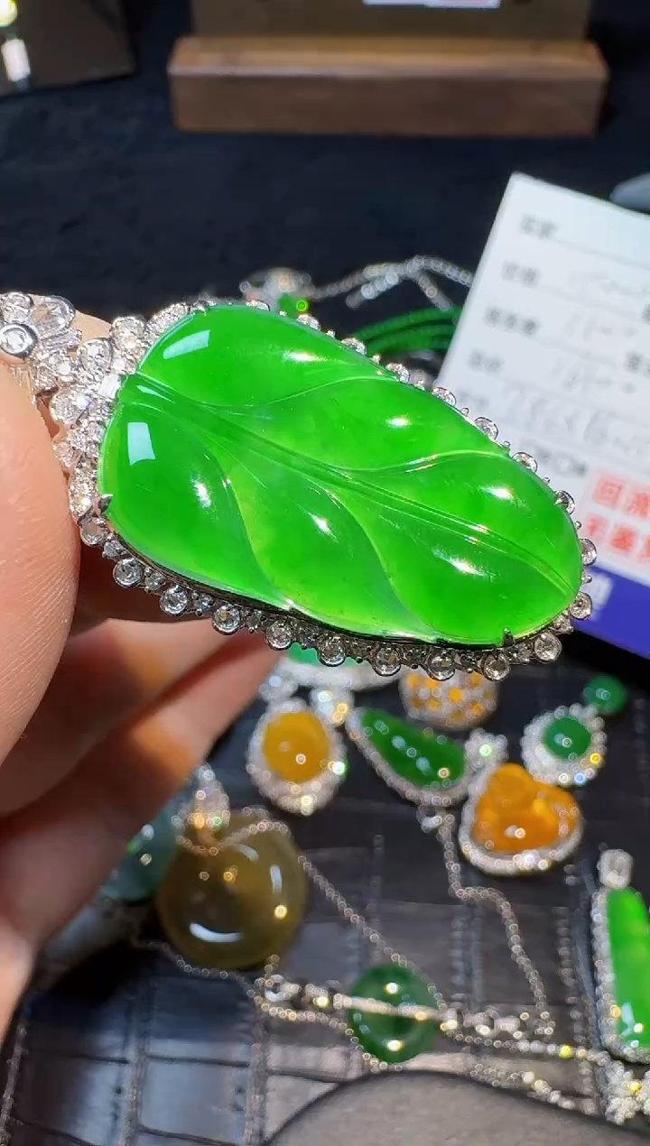 翡翠18K金镶嵌颈饰翡翠回流