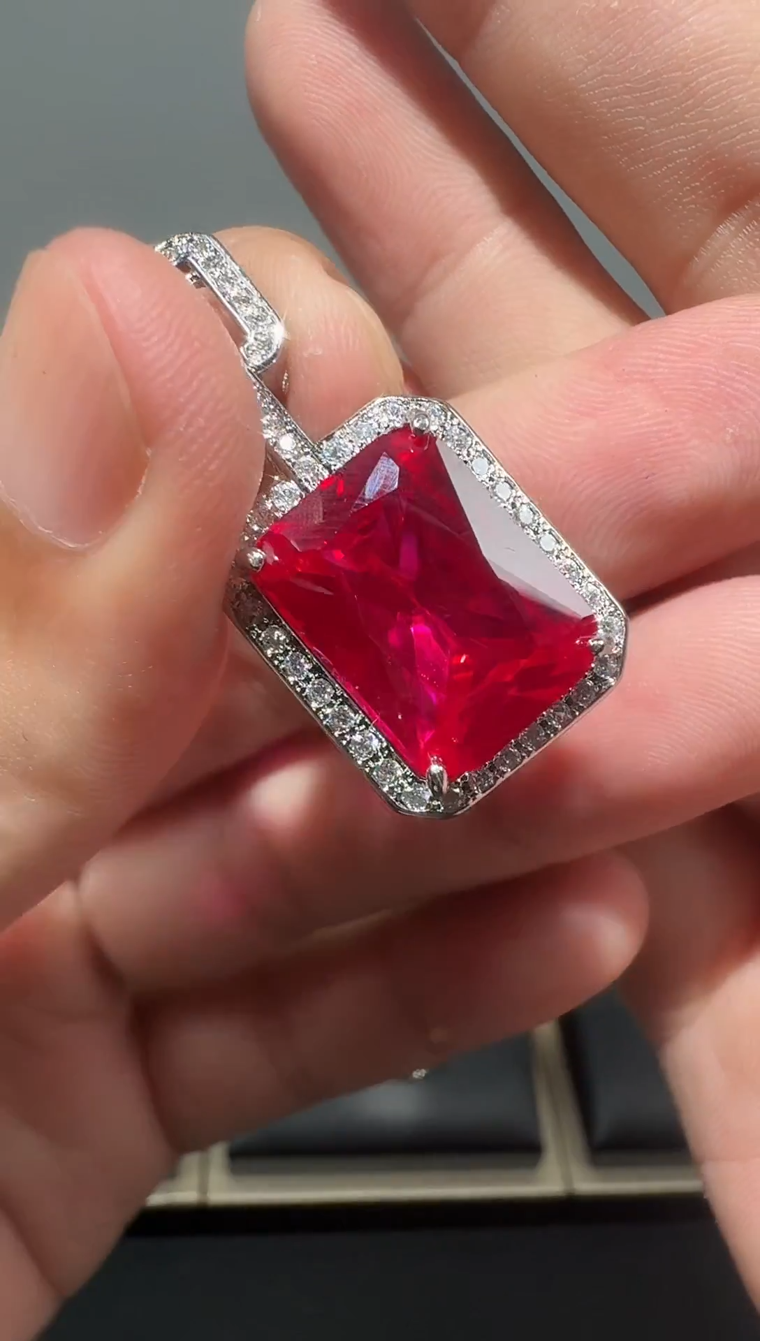 吊坠(赠链)18K金镶嵌红宝石124