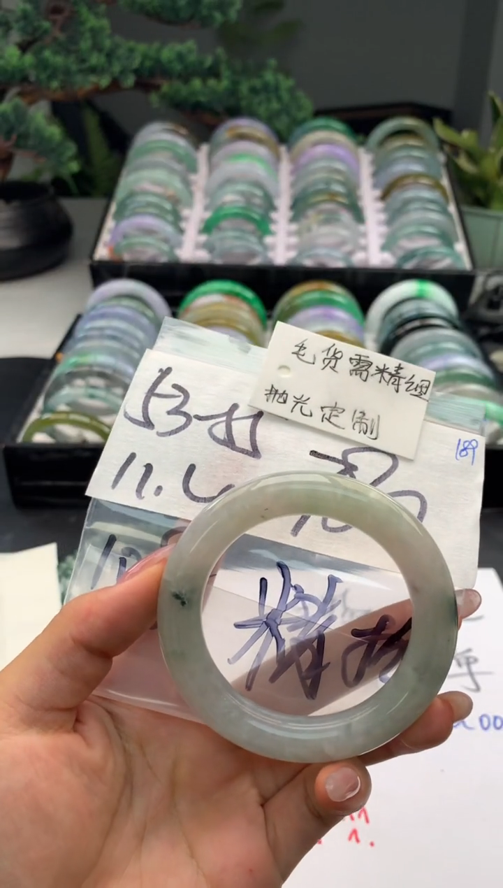 定制翡翠未镶嵌毛货需精细抛光+多人