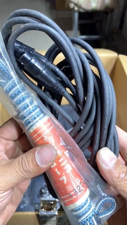 8新中古商品，瑕疵品，不保好坏。951