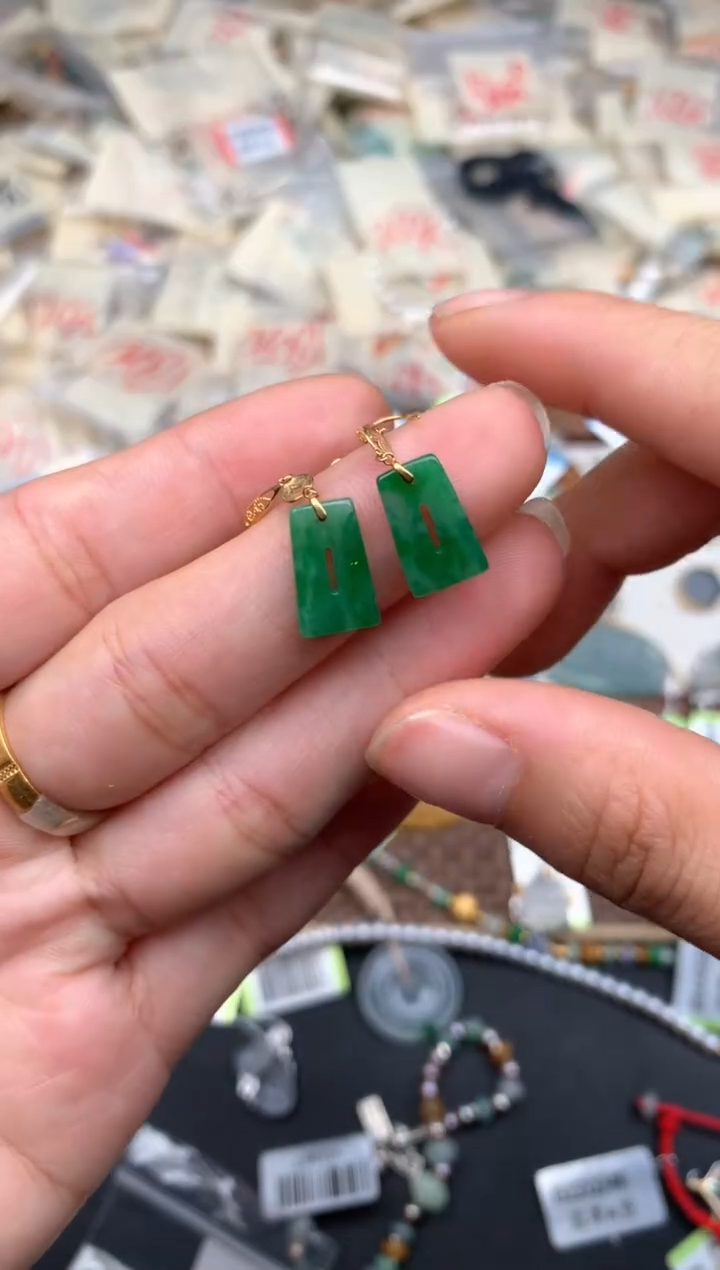 18K金镶嵌挂件翡翠一