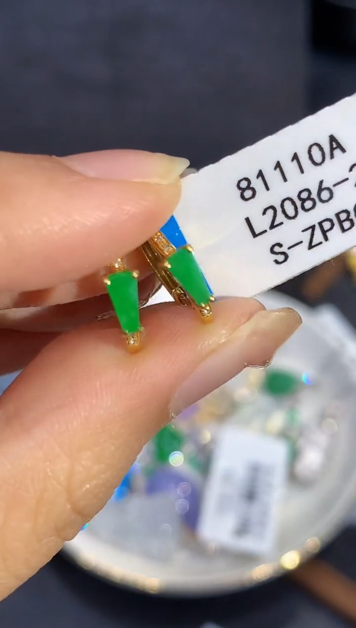 18K金镶嵌翡翠耳饰L2086多样性发其一