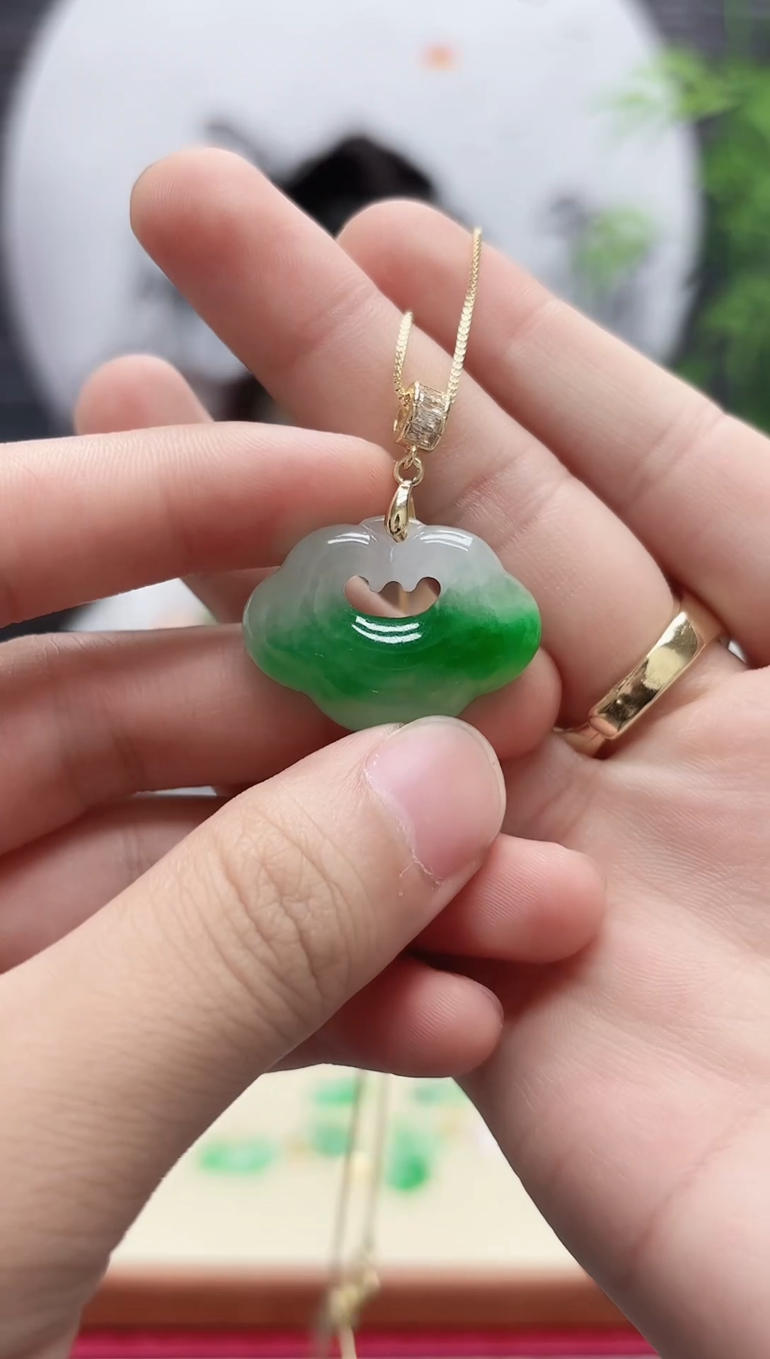 翡翠14K金镶嵌吊坠(赠链)冰飘绿如意锁