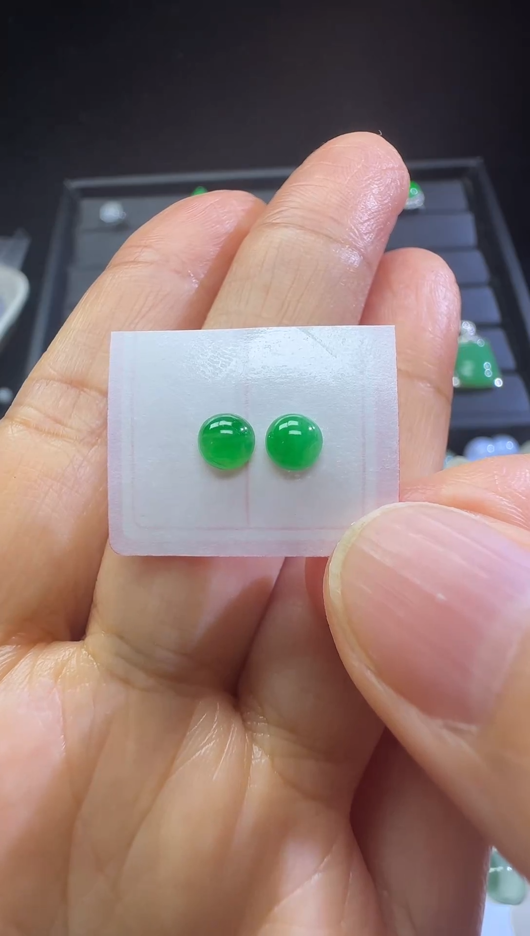 【闪购商品】翡翠裸石一对阳绿蛋面