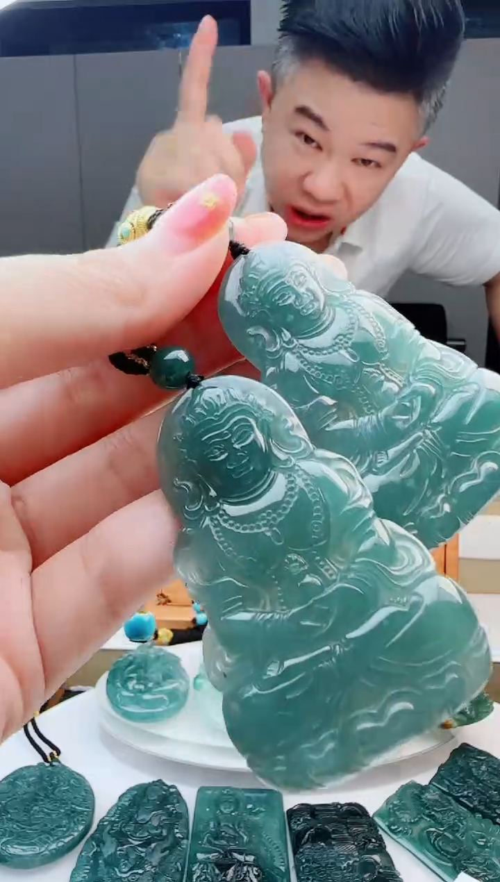 翡翠未镶嵌颈饰多样性发货其中一件