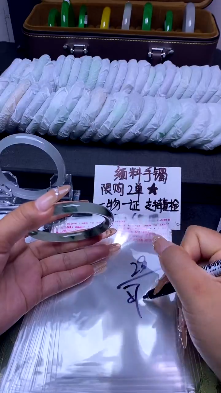 时尚女款缅料手镯 28