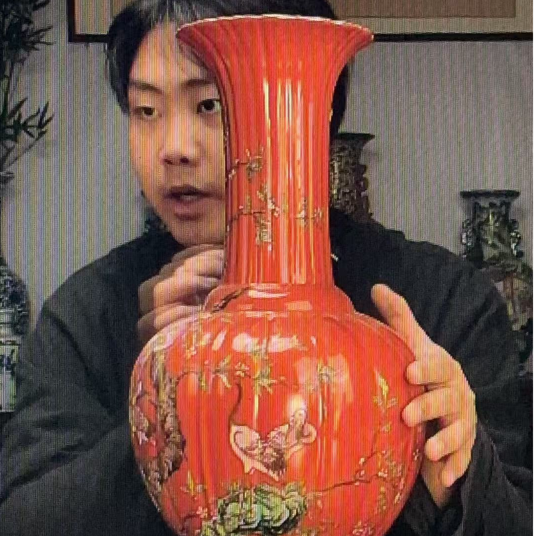 清 珊瑚红花卉撇口瓜棱赏瓶