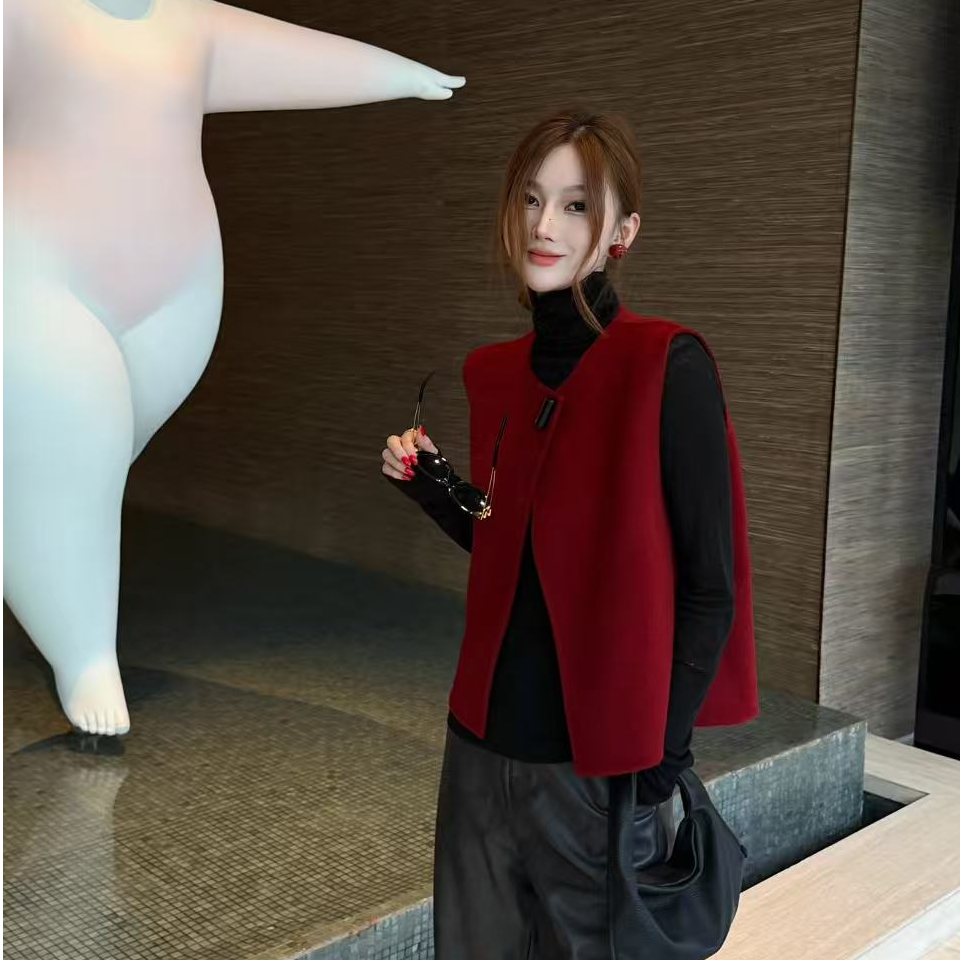 新中式设计感圆领单扣羊毛马甲女冬季新款时尚百搭双面呢红色背心
