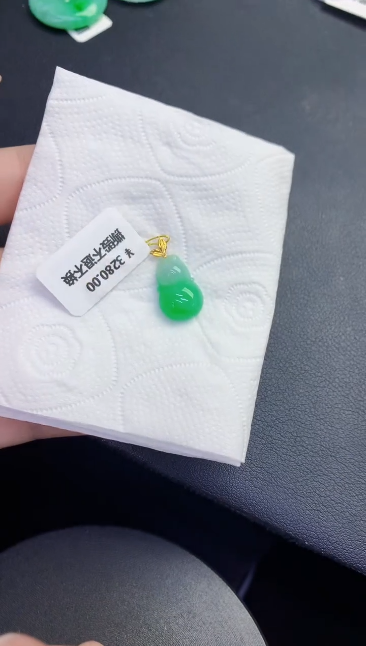 颈饰18K金镶嵌翡翠缅甸天然翡翠A货