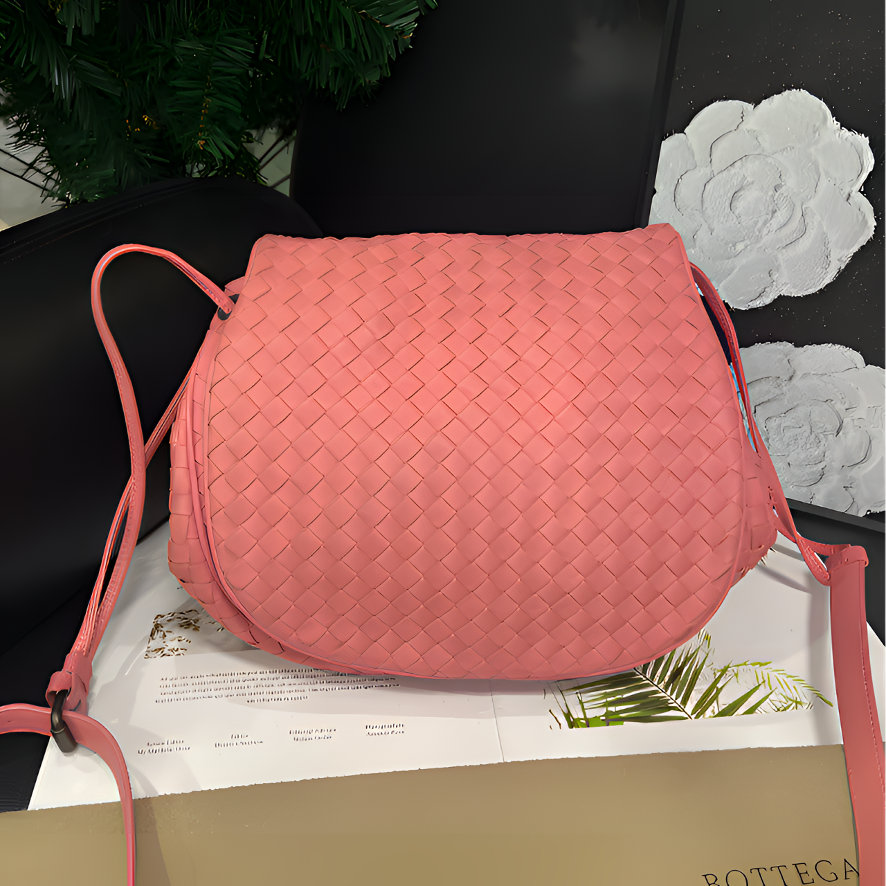 95新 BOTTEGA VENETA/葆蝶家 樱花粉编织翻盖南瓜斜挎包B1522