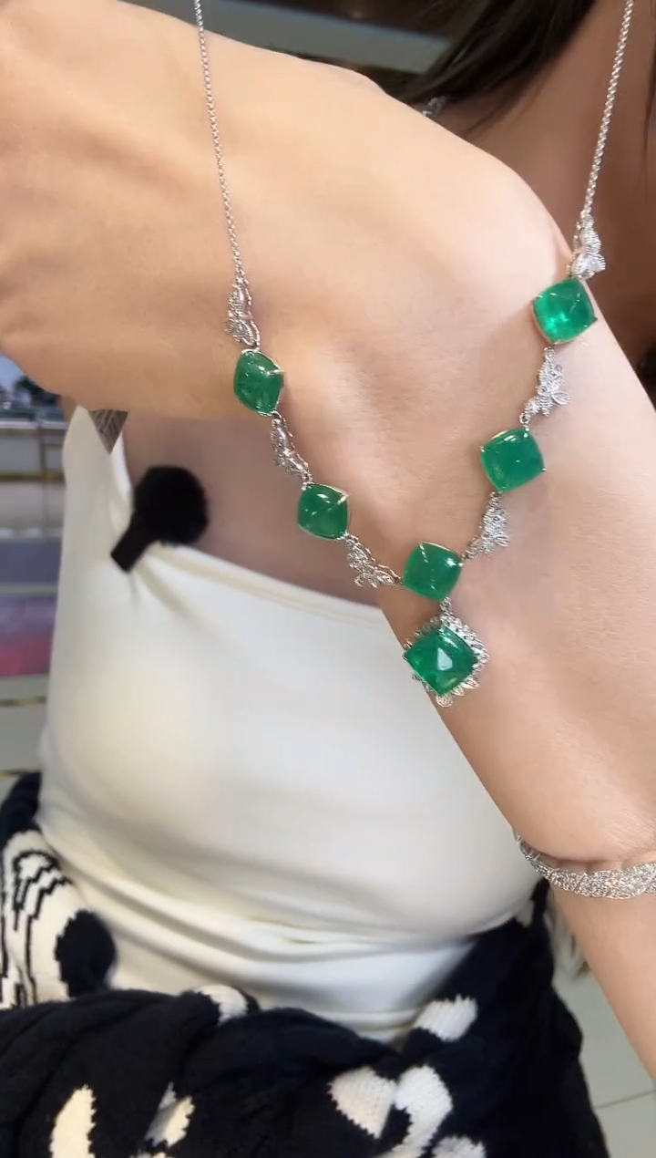 18K金镶嵌项链祖母绿18.20ct