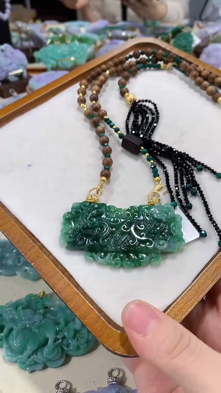 颈饰未镶嵌翡翠吊坠