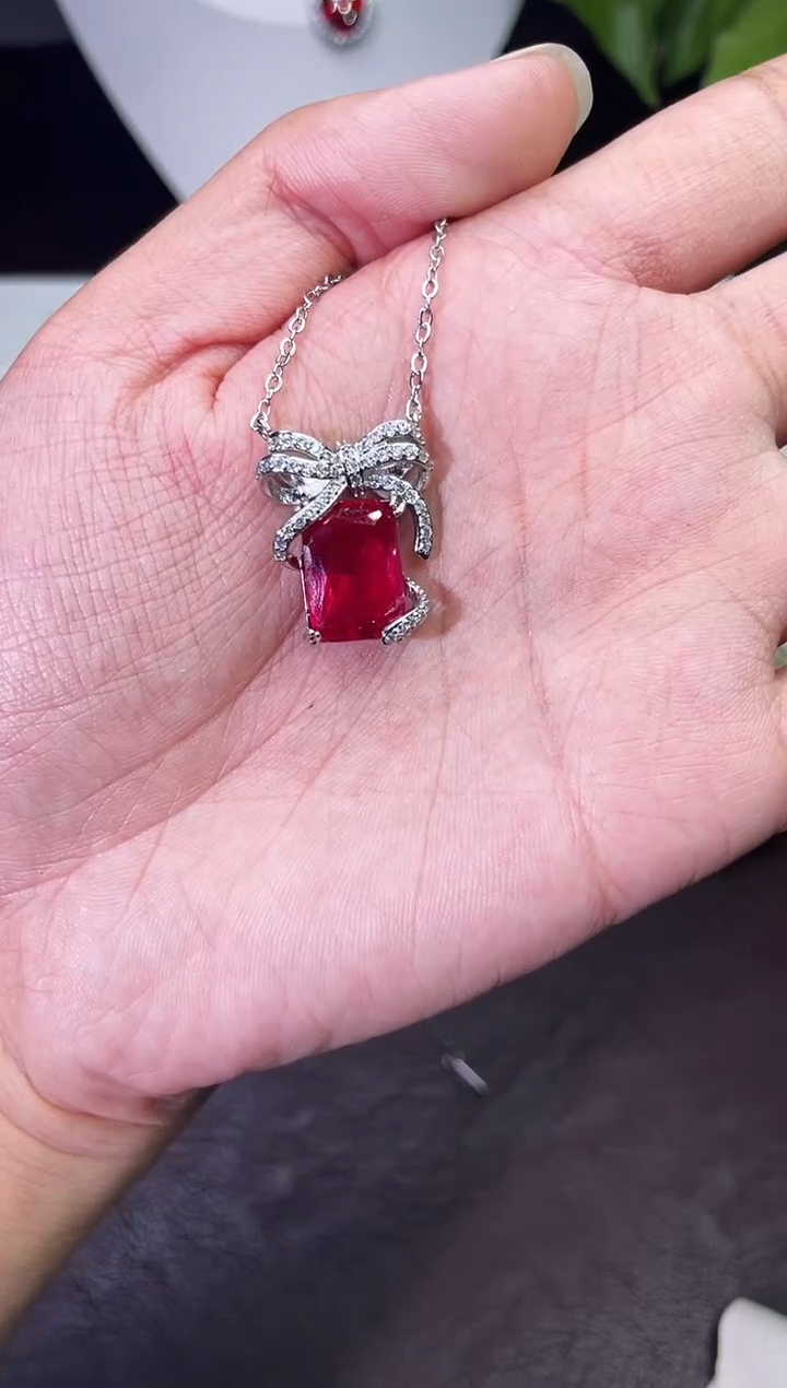 合金颈饰合成钻石礼盒吊坠