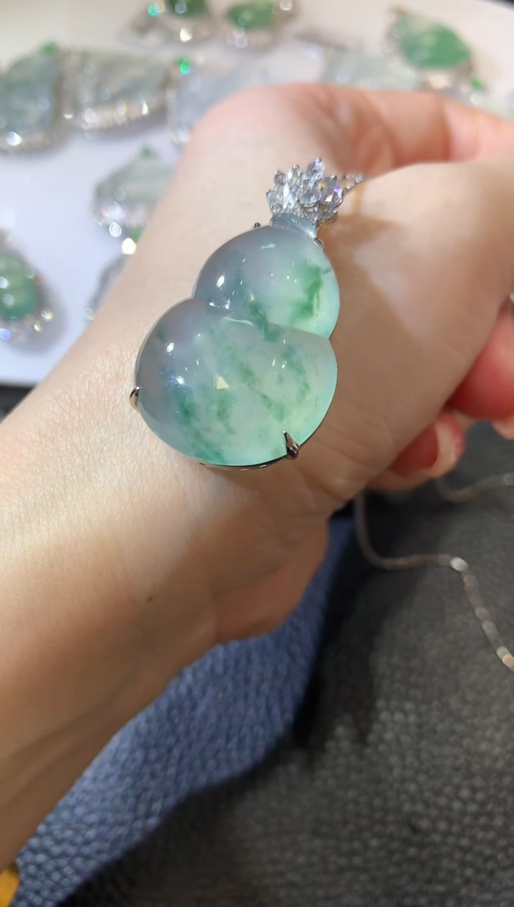 【闪购商品】翡翠吊坠(不含链)18K金镶嵌A72