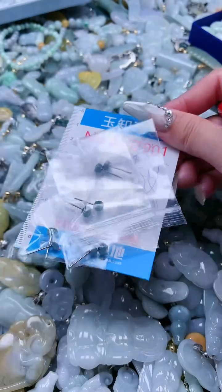 【闪购商品】翡翠吊坠(不含链)未镶嵌7901