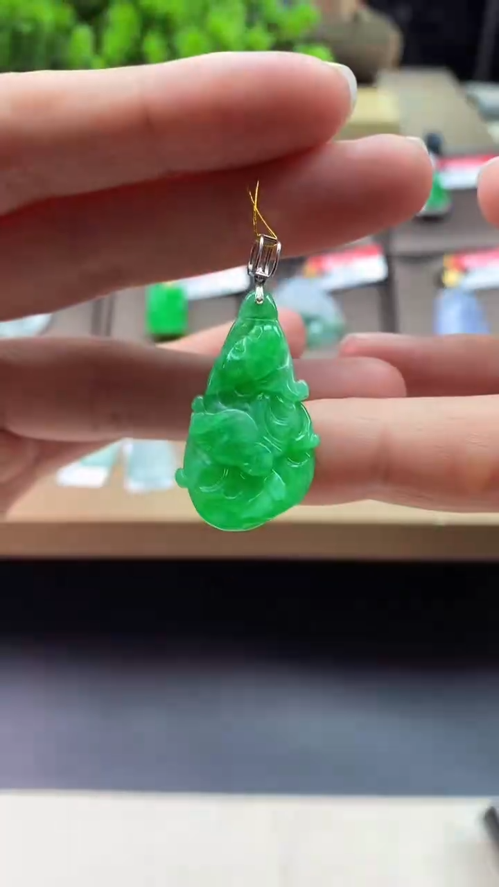 【闪购商品】翡翠颈饰18K金镶嵌白菜