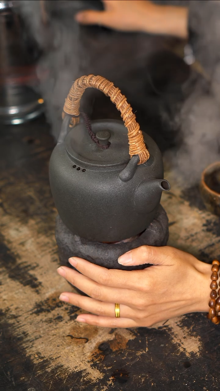 【闪购商品】600容量的火山石提梁壶