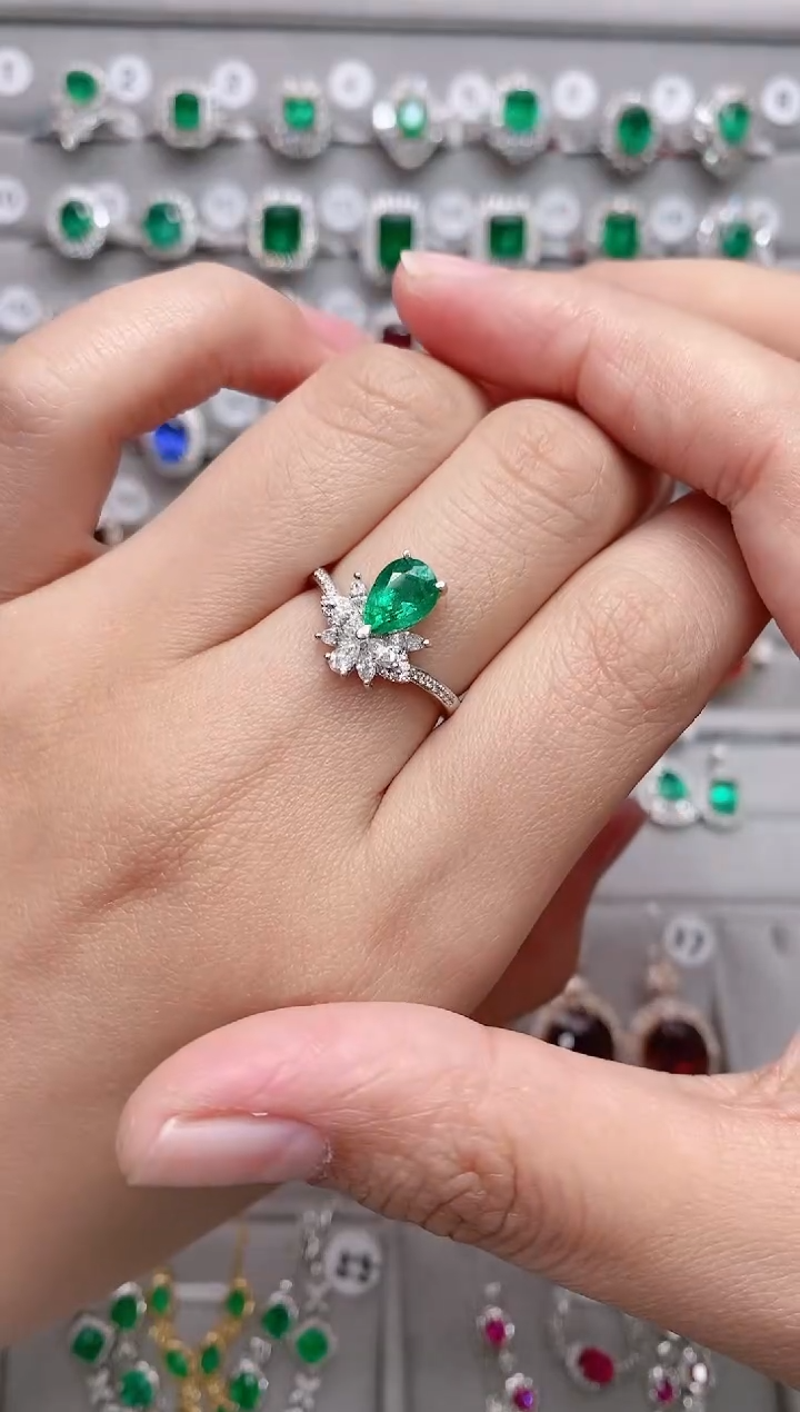 【闪购商品】祖母绿18K金戒指18K金镶嵌.